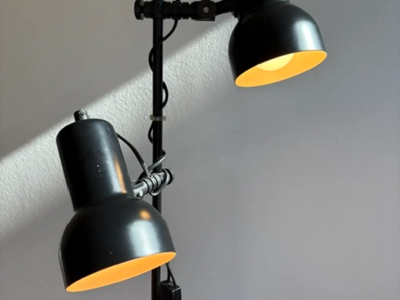 Billede 6 - Gulvlampe med to justerbare spots i sort