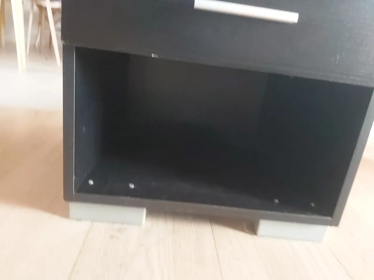 Billede 2 - Lille sort eg kommode
