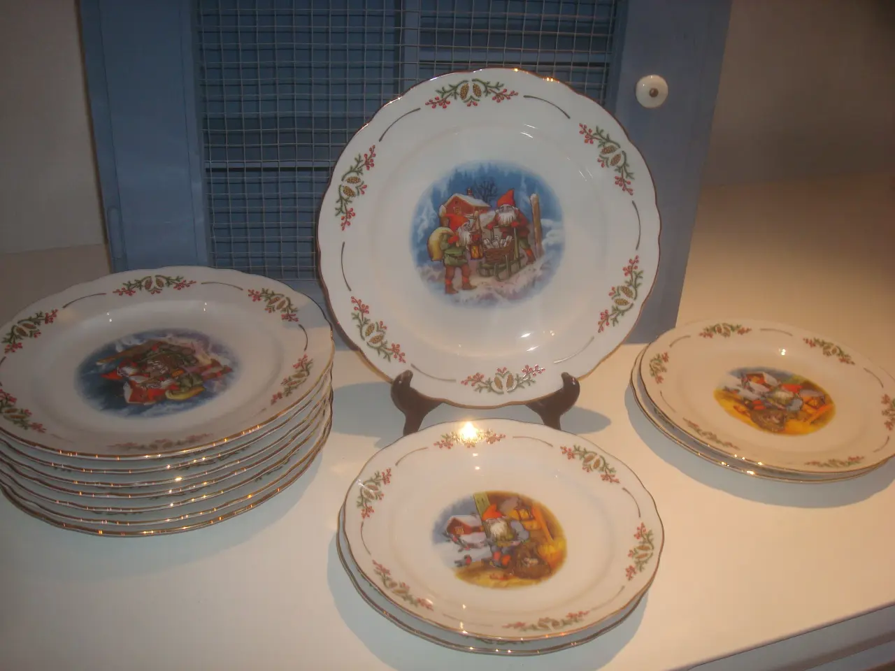 Billede 1 - GL.DAGS JULESTEL, Christineholm, tallerkener