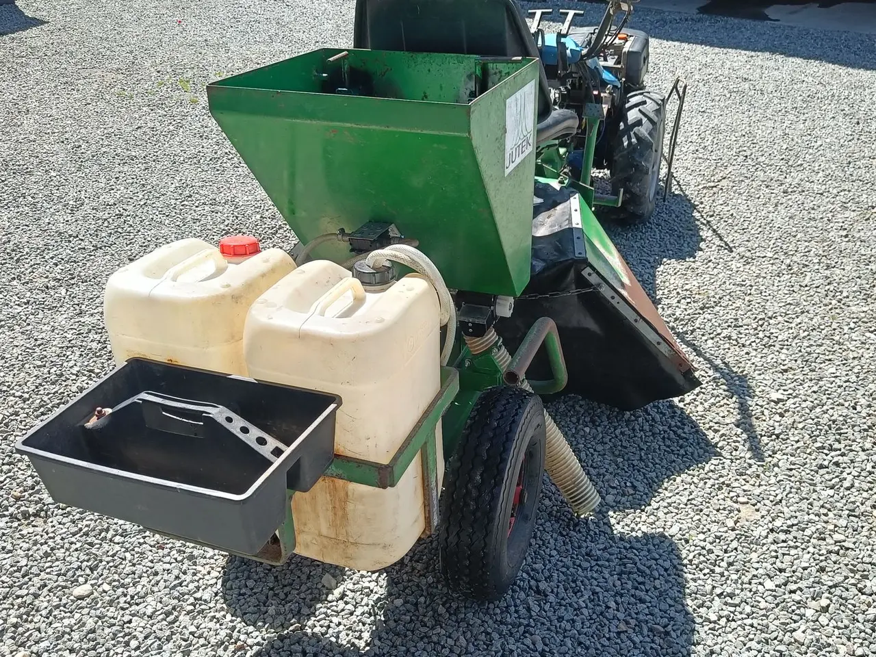 Billede 13 - - - - To hjuls traktor med gødning og sprøjte tilbehør (momsfri)