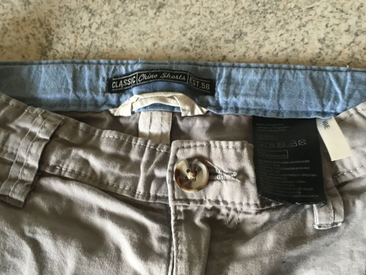 Billede 4 - Som ny Chino shorts str. 134/140 dreng