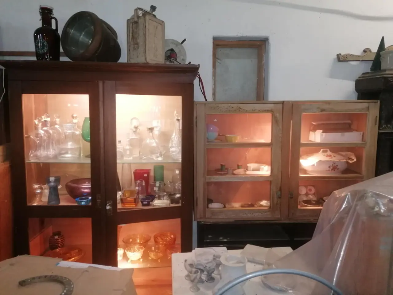 Billede 6 - Massere af skabe med glas/lys, kalekammerskabe.