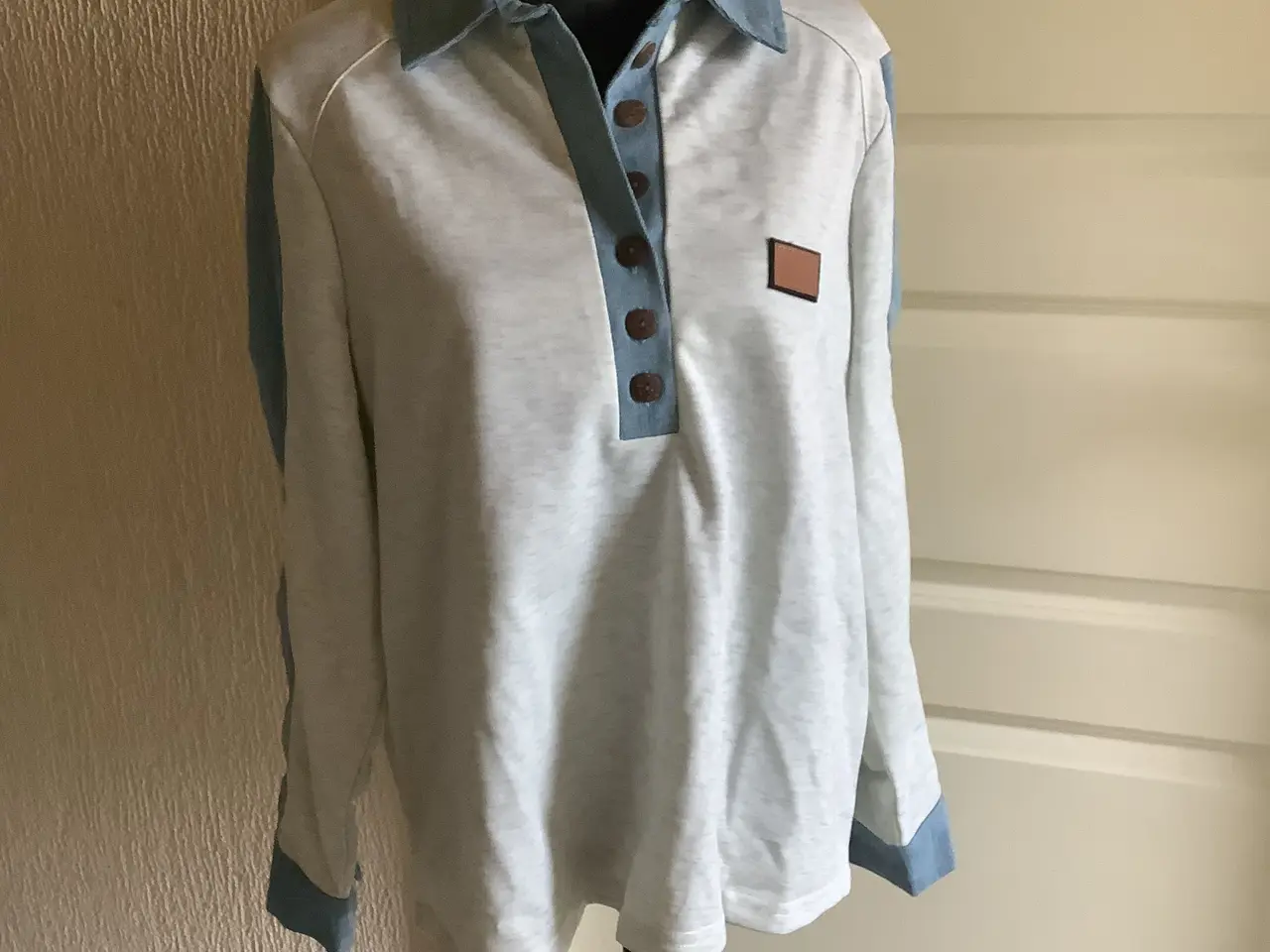 Billede 1 - Helt ny flot og lækker grå sweatshirt str. L
