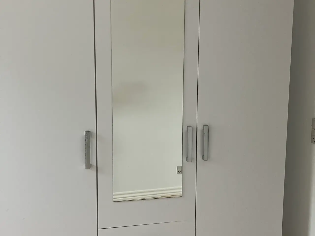 Billede 1 - Garderobeskab gives væk