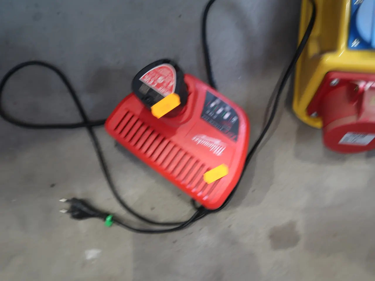 Billede 2 - Lader med batteri MILWAUKEE