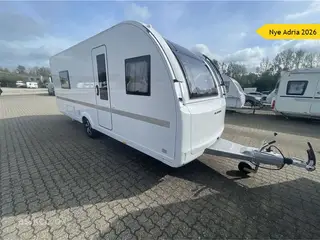 2026 - Adria Adora 572 UT Adria Adora 572 UT Årg, 2026 4 sovepladser, 5 siddepladser, enkeltsenge og toilet og bad i bagenden