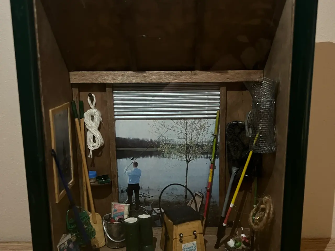 Billede 2 - Flot gammelt billede med miniature fiskeudstyr