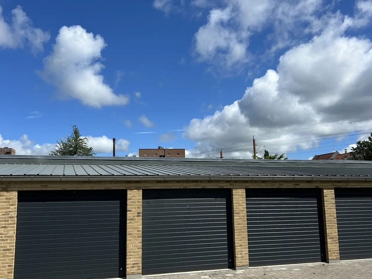 Billede 1 - Garage med el-port og strøm