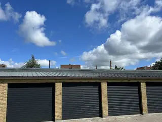 Garage med el-port og strøm