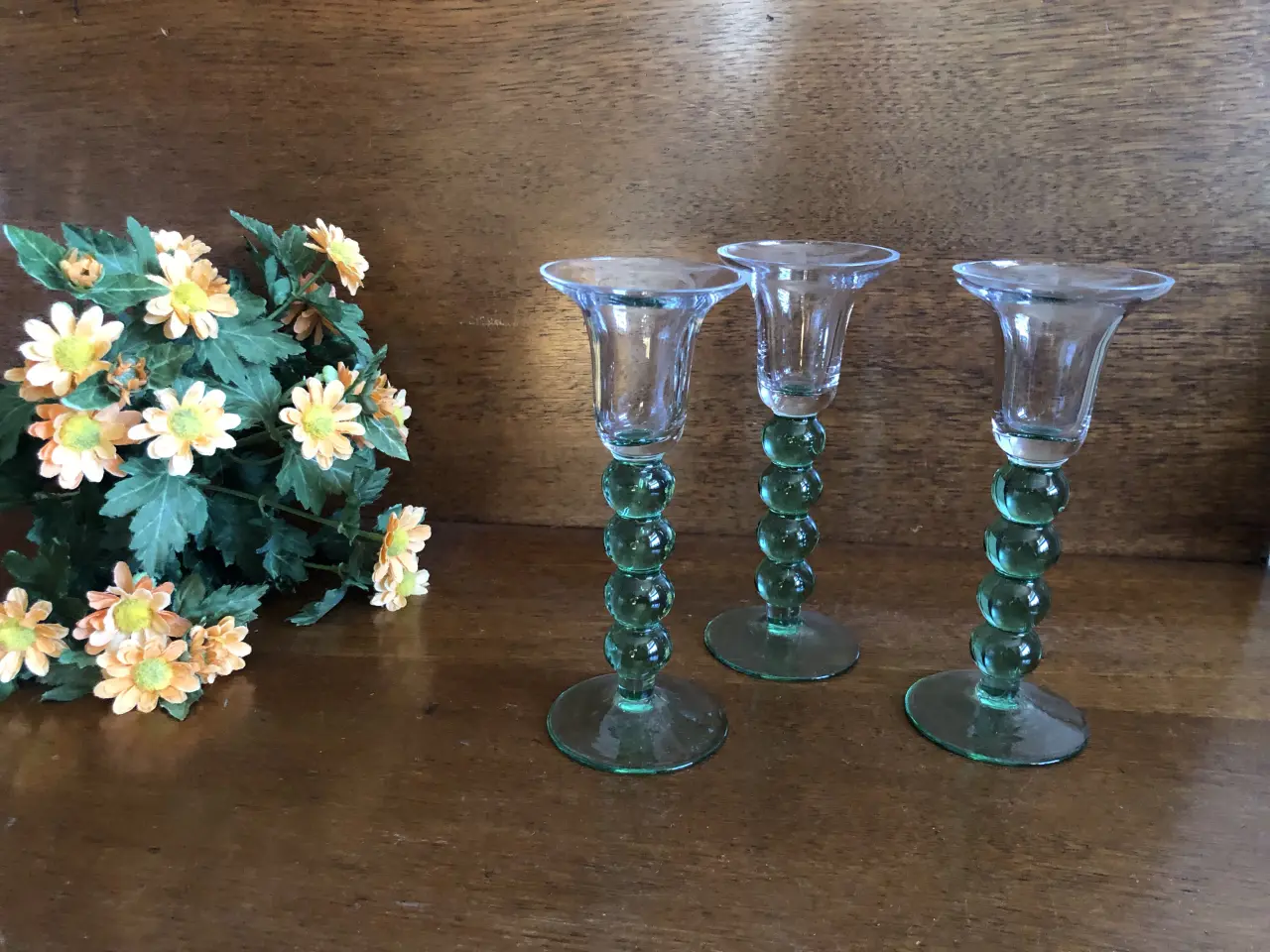Billede 2 - 3 fine lysestager i grønt glas. -  samlet