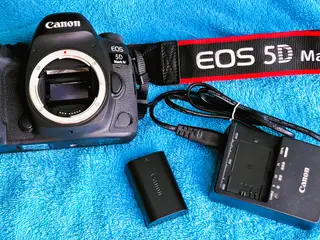Canon EOS 5D Mark IV med tilbehør.