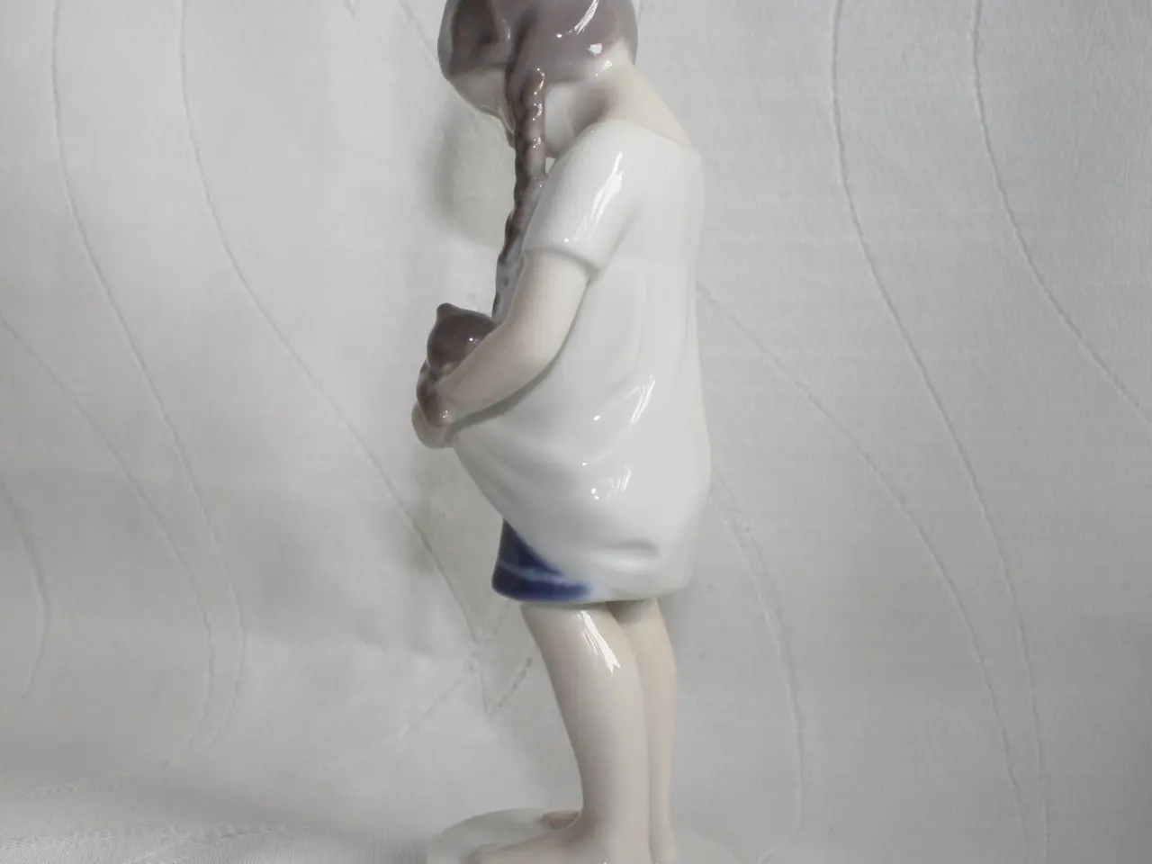Billede 4 - Pige med kat, Figur fra Bing og Grøndahl