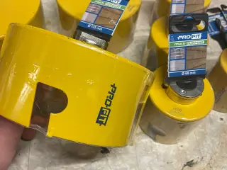 7 ubrugte huldsave med 3 tilhørende bor.