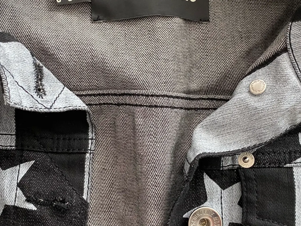 Billede 2 - Denim jakke Love Moschino som ny