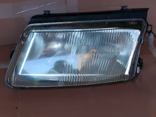 Forlygte højre VW Passat 3B - Hella