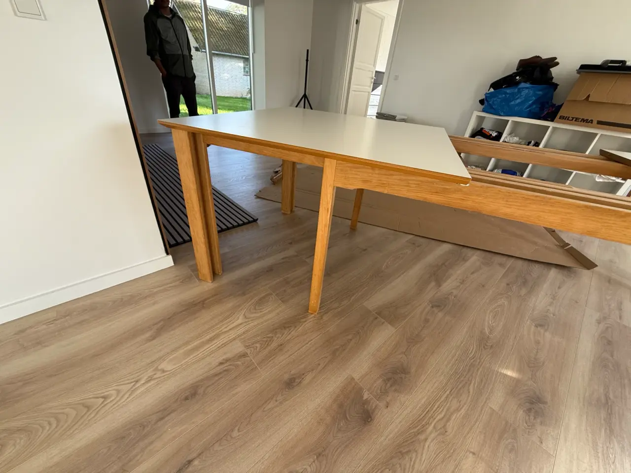 Billede 3 - Massivt egetræsspisebord med hvid laminat – 6 till