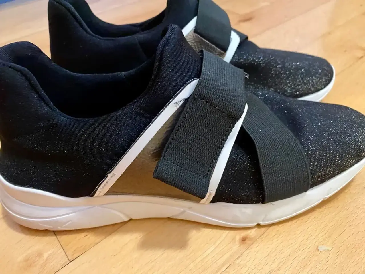 Billede 5 - GUESS sneakers til salg
