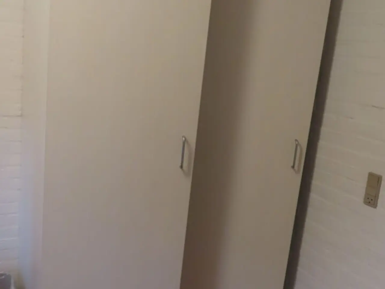 Billede 6 - Indhold på værelse af bord, køjeseng, skab mv.