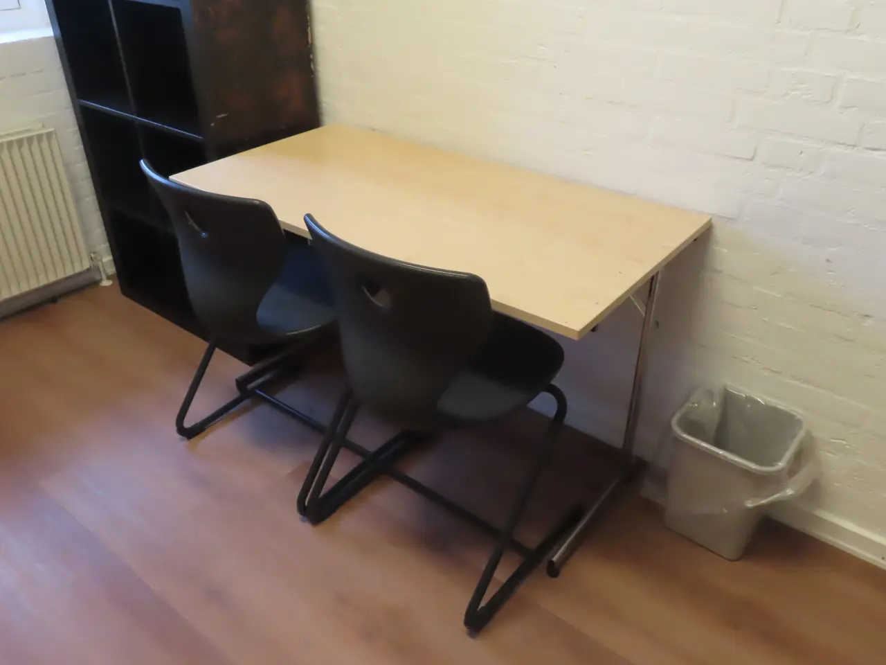 Billede 2 - Indhold på værelse af bord, køjeseng, skab mv.