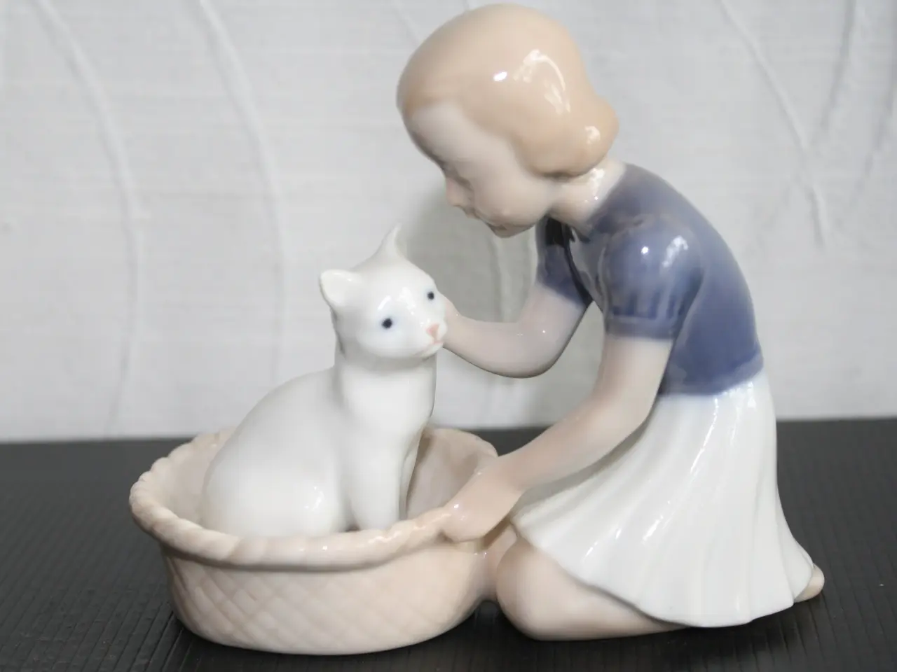 Billede 1 - Pige med kat, Figur fra Bing & Grøndahl