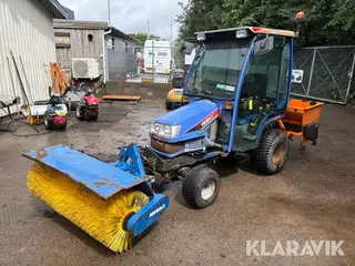 Traktor Iseki TXG 23 med kost og saltspreder