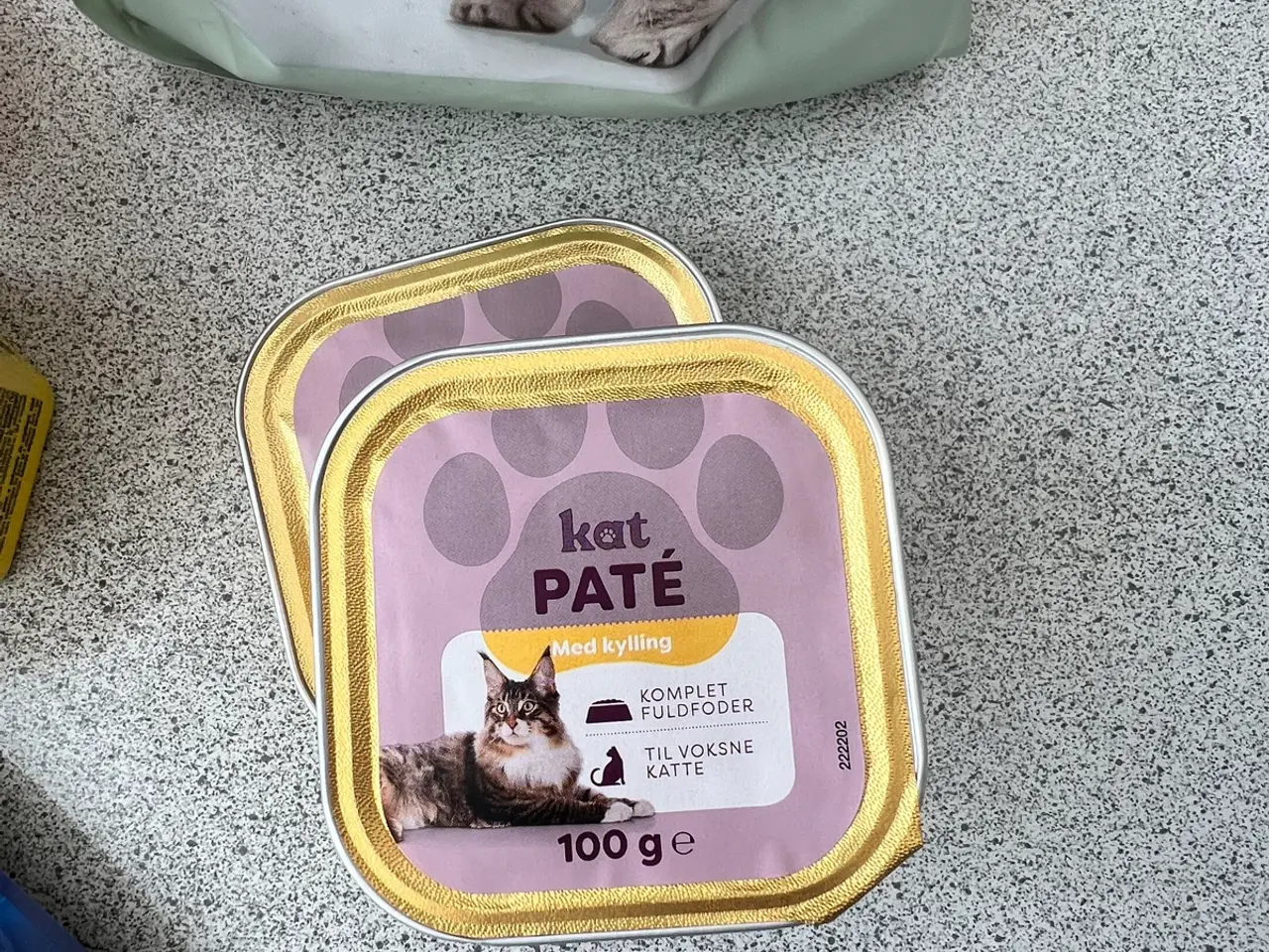 Billede 2 - Pakke med kattemad og - snacks