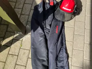 Jonsered skærebukser og skovhjelm med visir