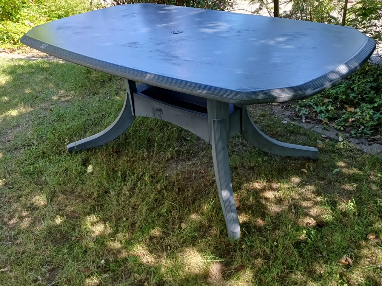 Billede 2 - Havebord antracitgråt med parasolhul mrk. Hartman