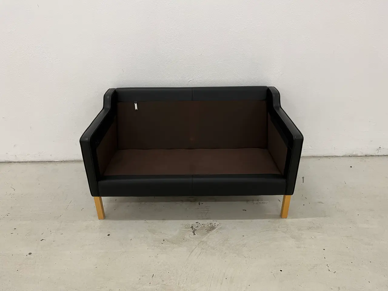 Billede 9 - Stouby Eva 2 Oers.Sofa i sort semianilin læder.