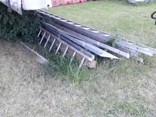 Forskellige stiger sælger, små og store, brugte. 