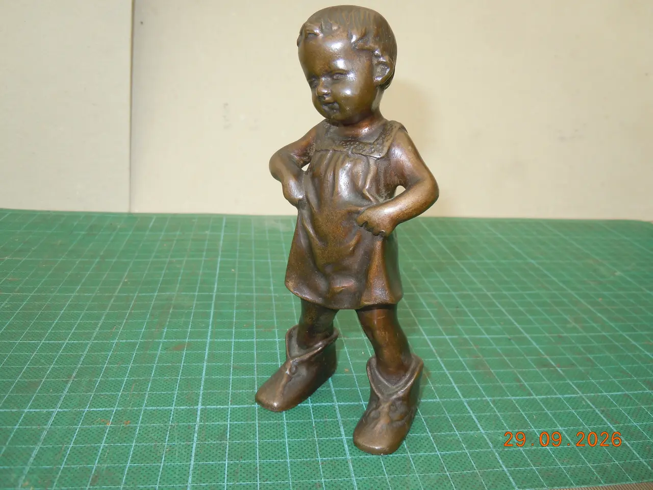 Billede 7 - Bronzefigur, signeret, af barn med store støvler