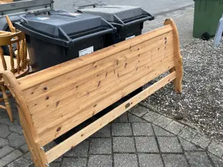 Sengeramme i massiv træ