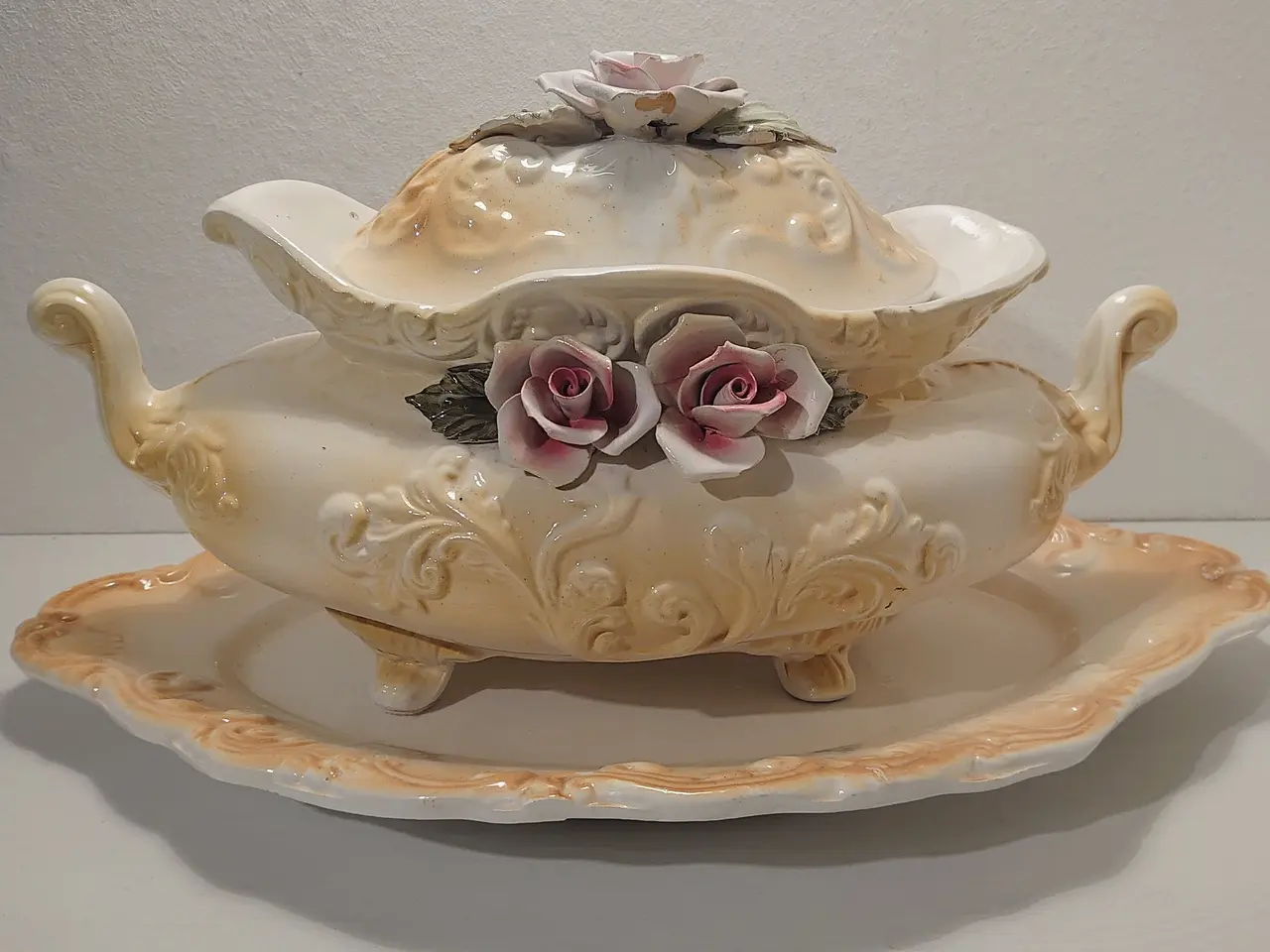 Billede 1 - Antik stor porcelæns terrin med fad.Majolica stil.