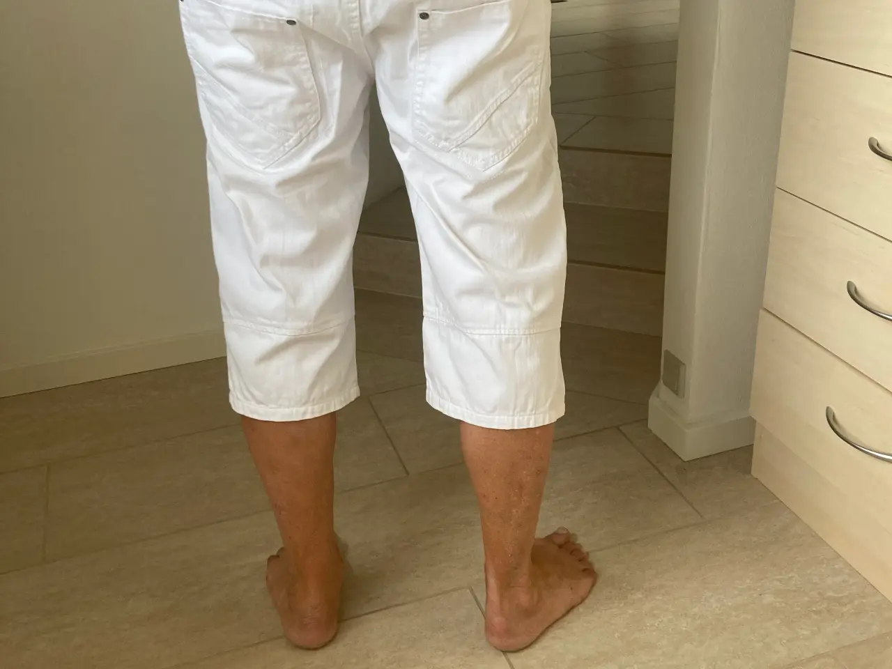 Billede 3 - Hvide denim knæshorts, livvidde 34