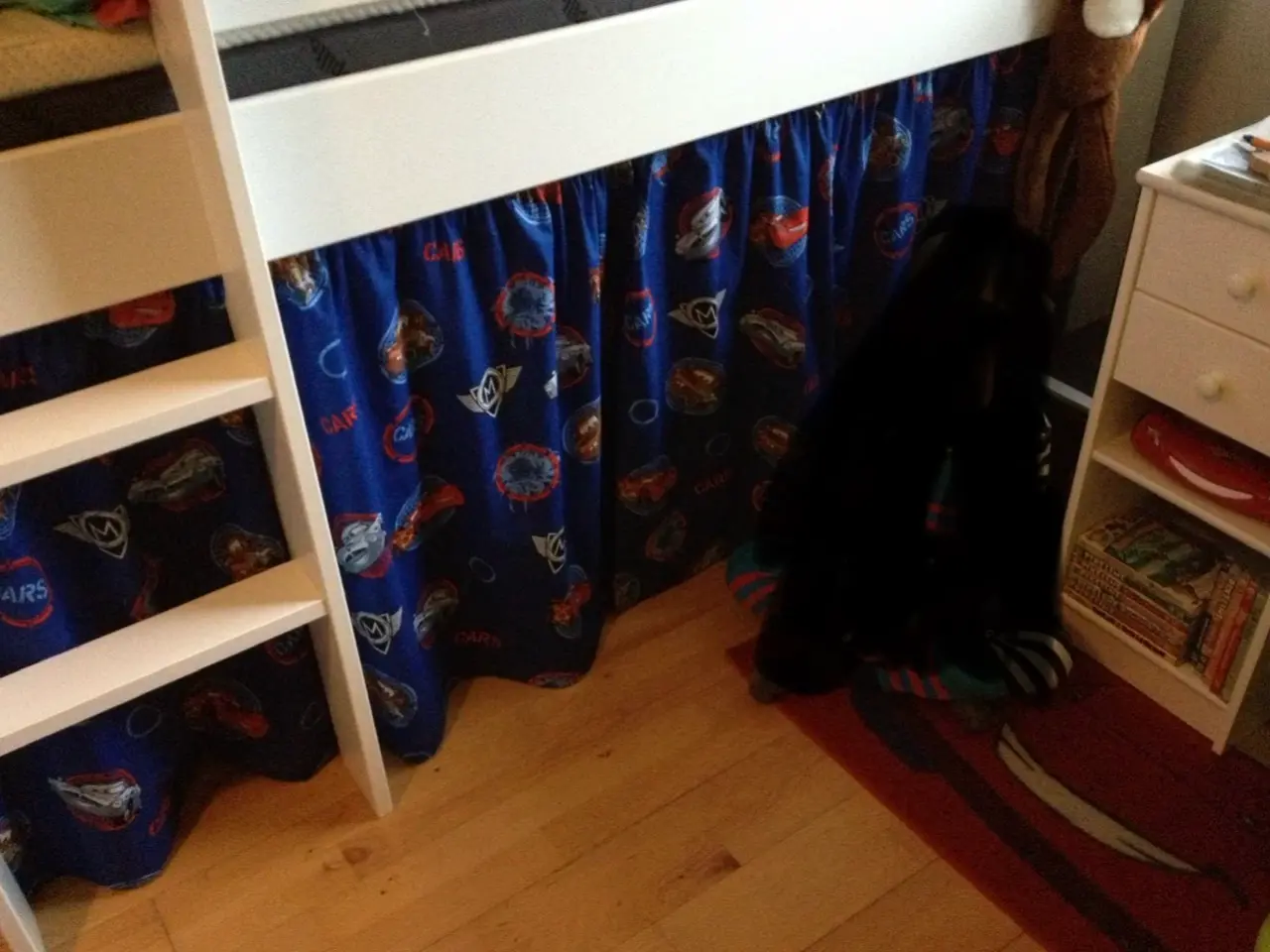 Billede 2 - Seng med “hule” under.