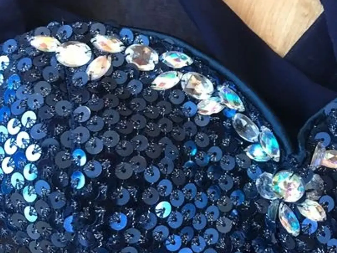 Billede 3 - Midnats blå stropløs kjole med "juvel"/sequin