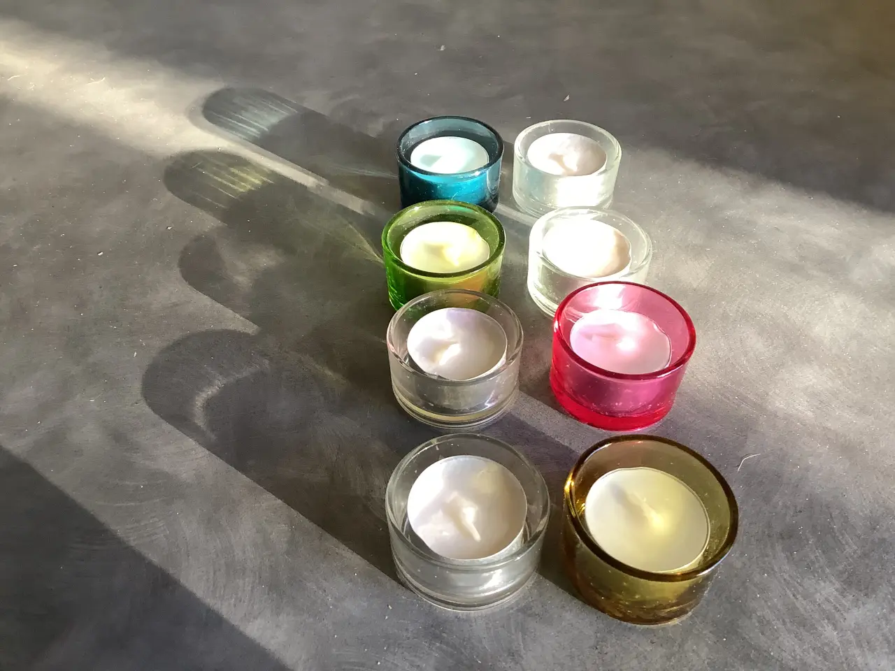 Billede 1 - 8 små fyrfadsstager i farvede glas 