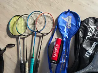 Taske med badmintonketcherer