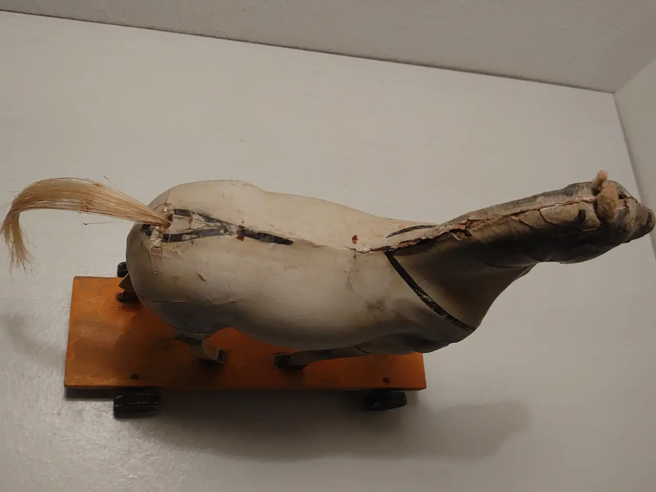 Billede 4 - Gammel sjælden stor hest i træ og papmache.