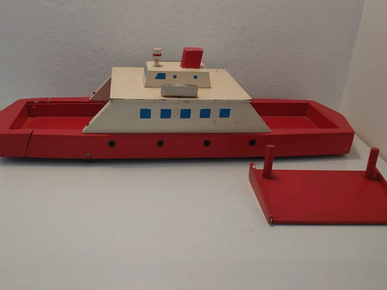 Billede 2 - Fængselslegetøj:Stor træfærge med rampe. Ca.1950