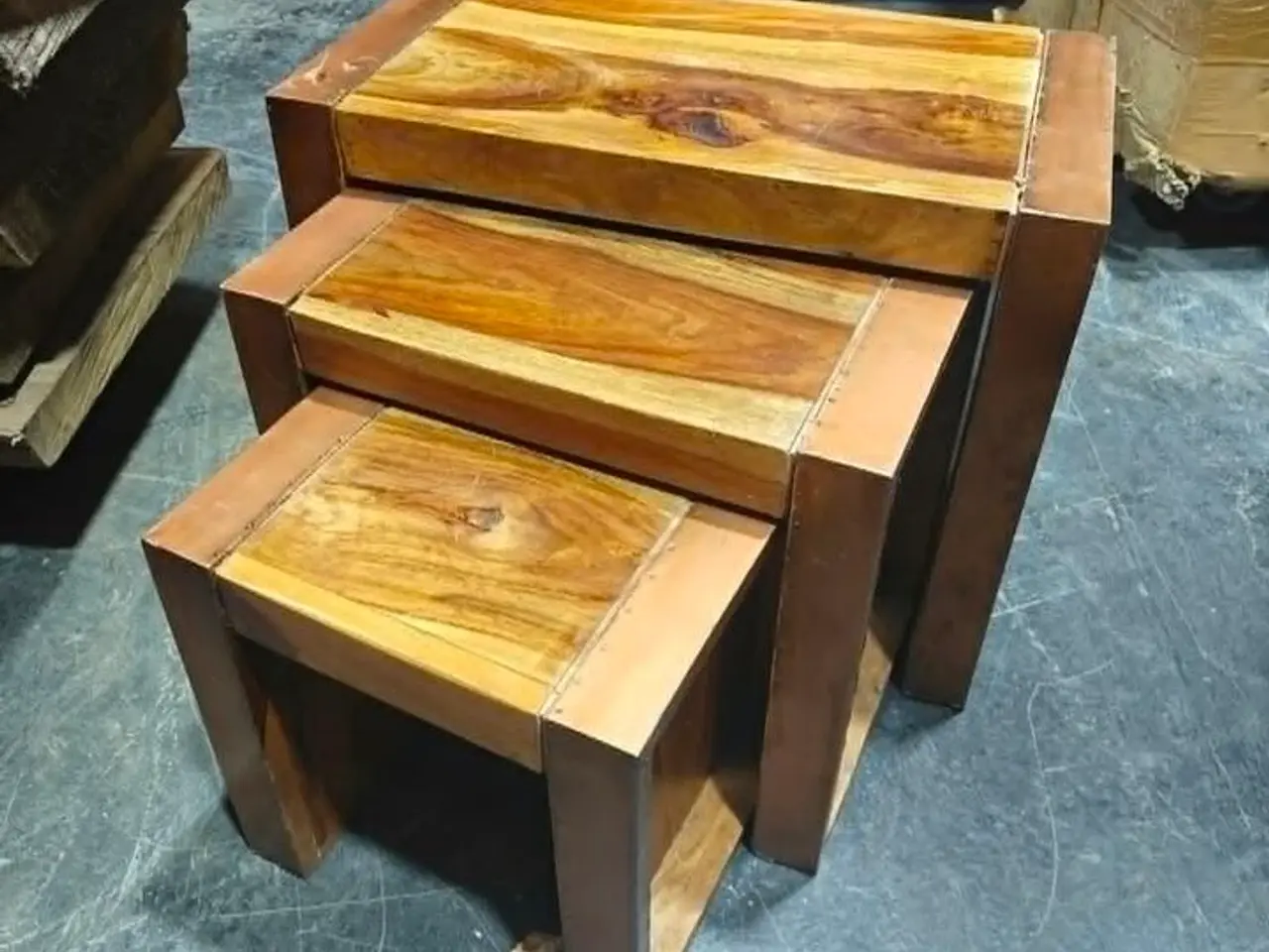 Billede 1 - Sheeshamtræ 3 i 1 sidebord 3 I 1 BORDE. Største bord måler 56 x 30. Højde 45 cm.