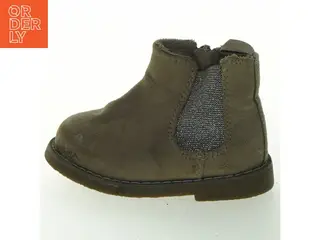 Brun børnestøvle med glimmerdetalje fra H&M (str. 18-19)