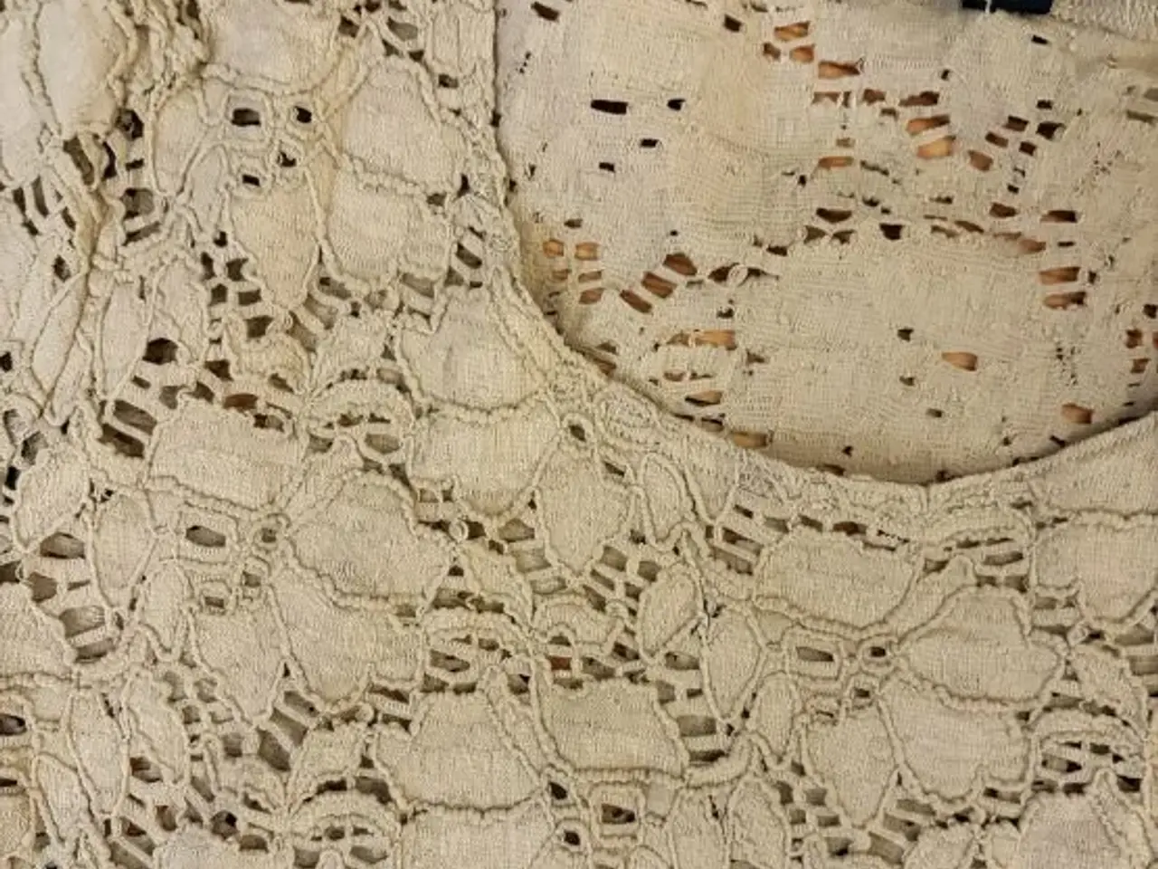 Billede 3 - To toppe i beige / lysebrun. Begge er helt nye.