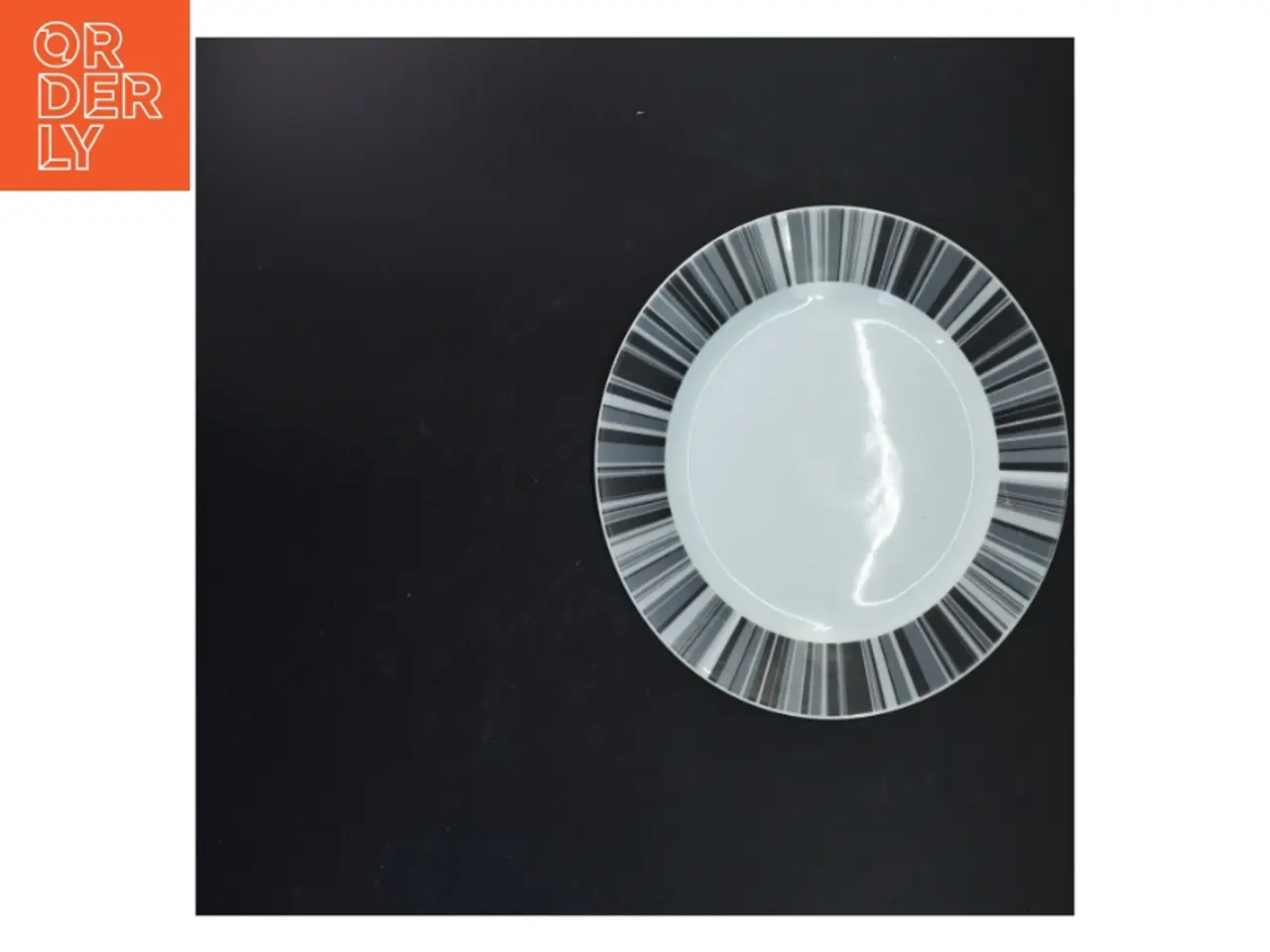 Billede 2 - Porcelænstallerken med dekorativ kant (str. Ø 24 cm)