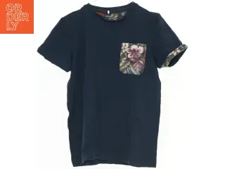Mørkeblå T-shirt med mønstret lommedetalje fra Name It (str. 134)