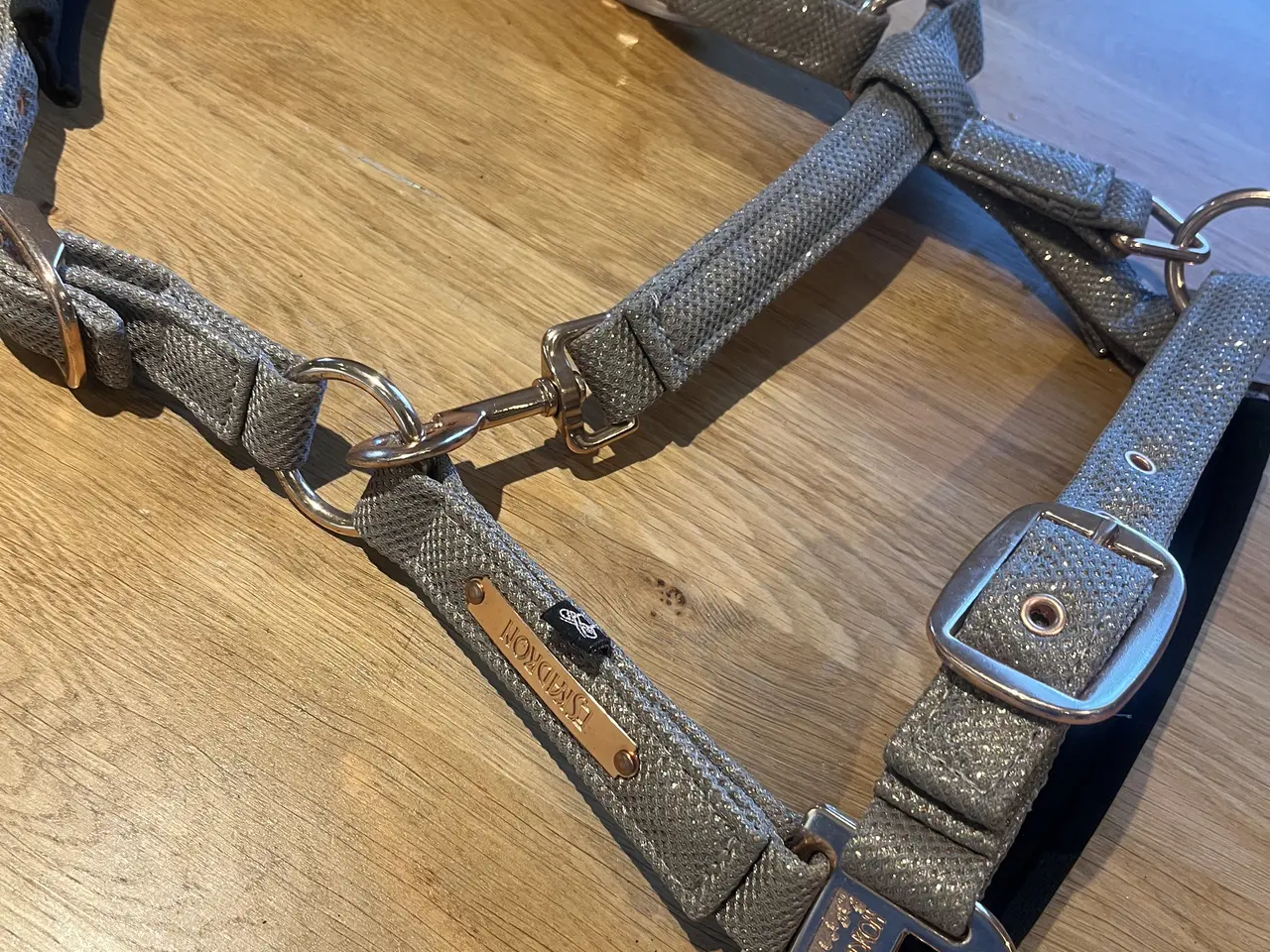 Billede 5 - To Eskadron grimer i beige – én med glitterdetalje