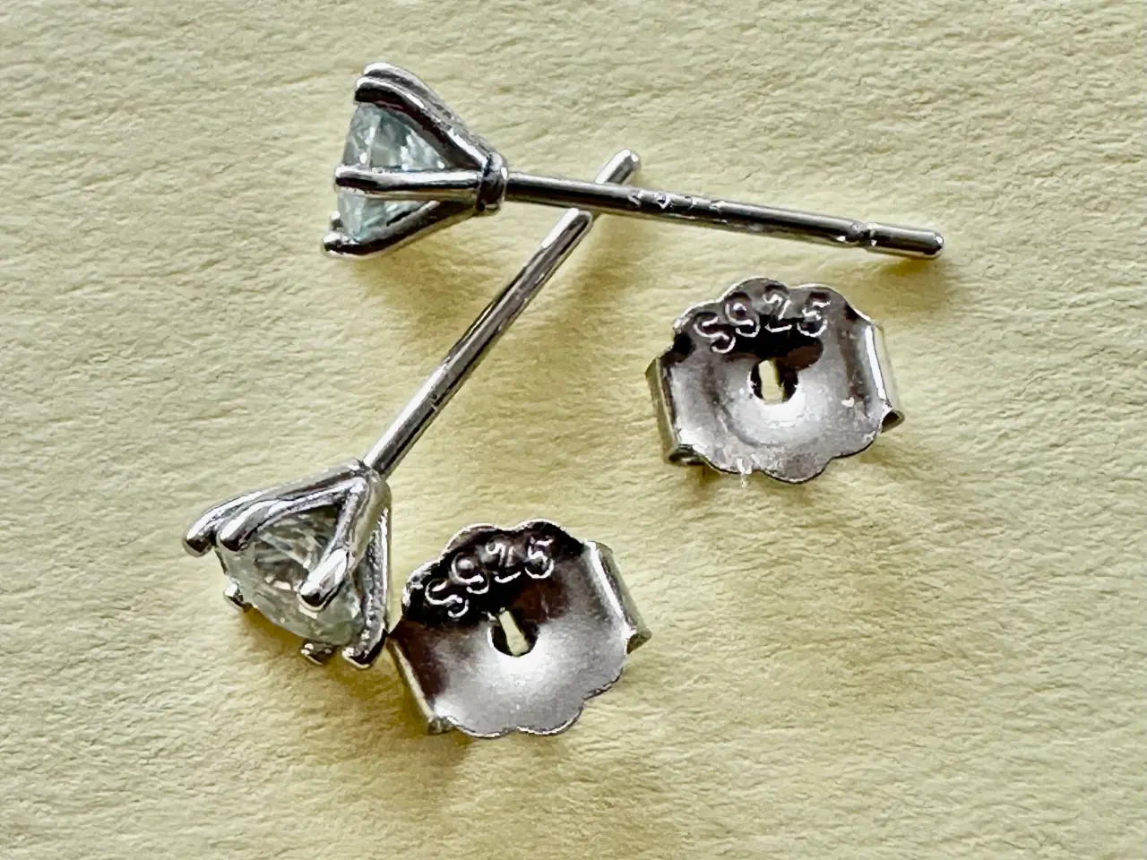Billede 8 - Nye sølvørestikker med 0,3 k moissanite i hver.