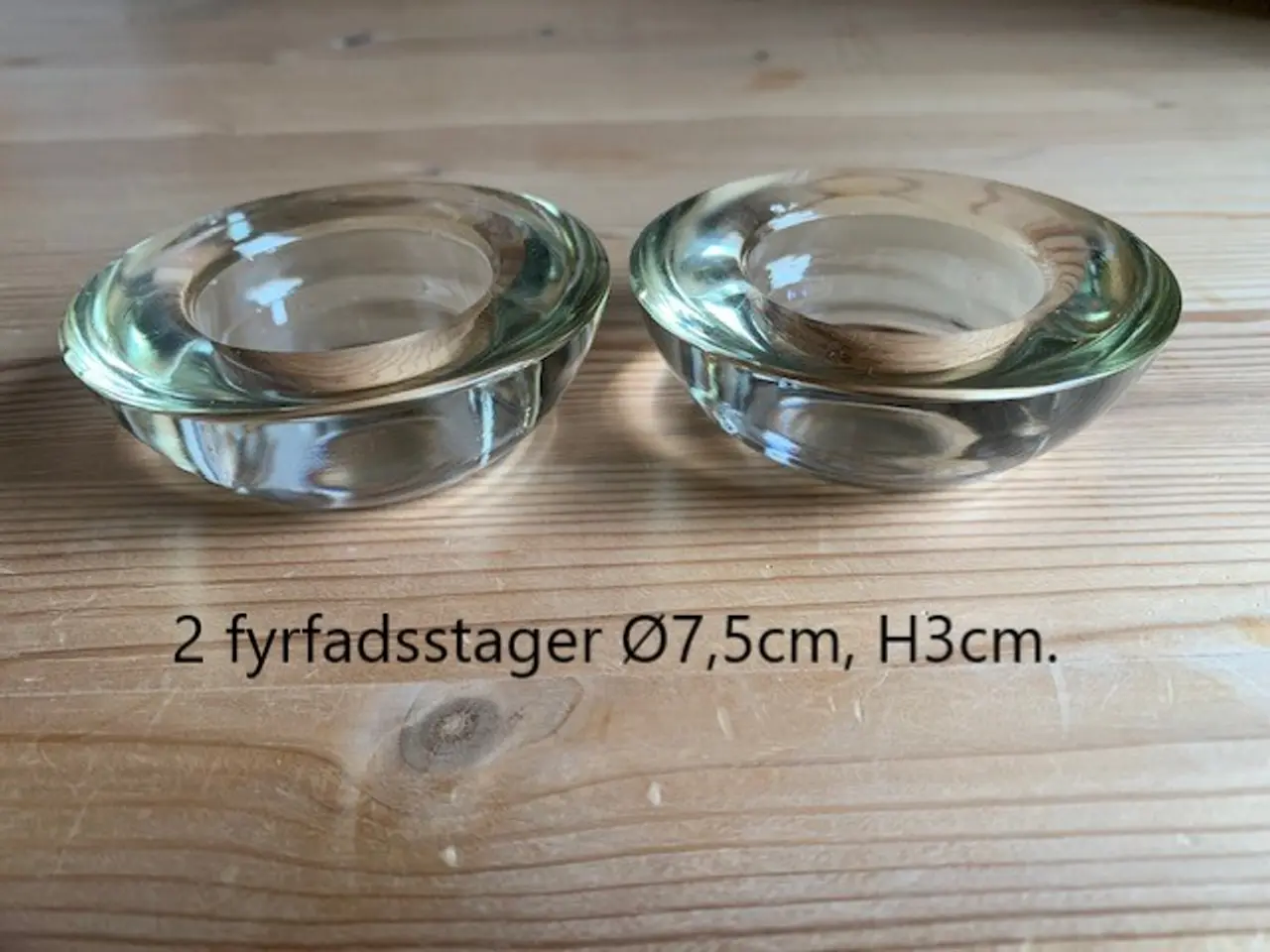 Billede 1 - Fyrfadsstager i glas - 2 stk. - samlet pris 10 kr.
