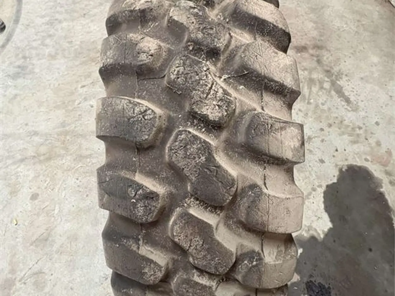 Billede 2 - Goodyear Caterpillar 432