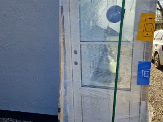 Facadedør i træ. Helt ny og stadig indpakket.